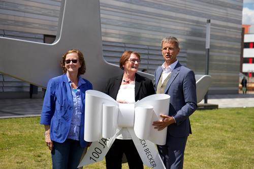 Prof. Dr. Edeltraud Vomberg, Heike Kappes und Josef Hinkel (v. li.) bei der Einweihung der Radschläger-Skulptur. Fotos: Otto Schumacher 